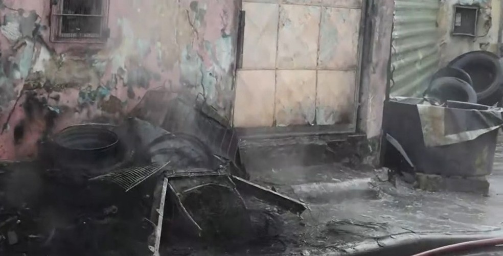 Borracharia pega fogo no bairro de Pau da Lima, em Salvador — Foto: Reprodução/TV Bahia