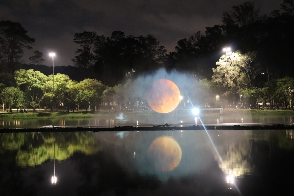 Parque Ibirapuera projeta eclipse da lua em tempo real em lago; evento atraiu pessoas de fora de SP