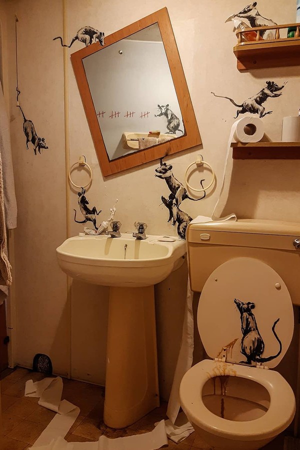 Em quarentena, Banksy mostra grafite que produziu no banheiro de casa (Foto: Reprodução/Instagram)