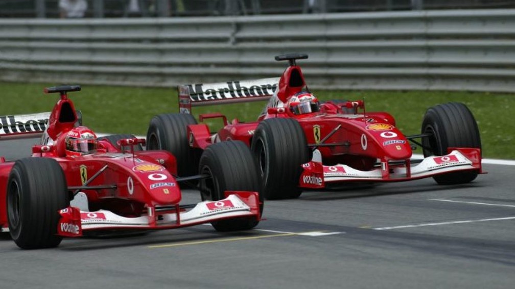 Michael Schumacher já à frente de Rubens Barrichello na chegada do GP da Áustria de 2002 — Foto: Reprodução/Twitter