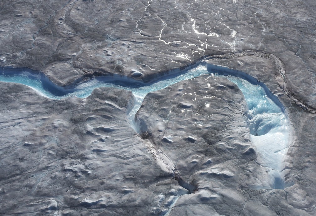 Na imagem, do dia 1º de agosto, rios de água derretendo se formam na camada de gelo no oeste da Groenlândia. A onda de calor que atingiu a Europa na semana passada está agora sobre a Groenlândia. — Foto: Caspar Haarløv, Into the Ice via AP