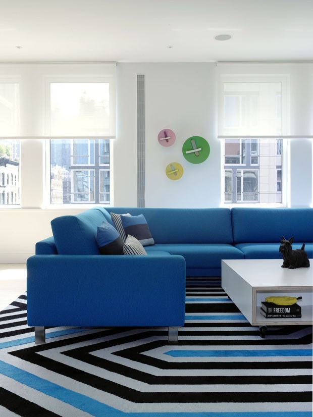 Décor do dia: sala de estar geométrica feita em branco e azul  (Foto: Mark Roskams/ Divulgação)