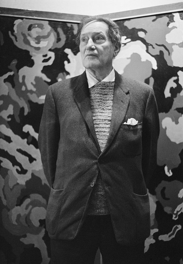 Scottish painter and member of the Bloomsbury Group, Duncan Grant (1885 - 1978) standing in front of a painted screen, circa 1955.  (Photo by Tony Evans/Getty Images) (Foto: Getty Images)