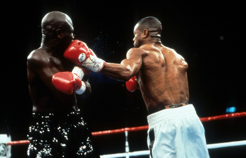 Roy Jones Jr. dá gancho em luta nos anos 1990 contra James Toney — Foto: The Ring Magazine via Getty Images