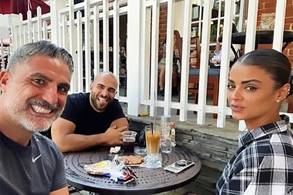 Golnesa GG Gharachedaghi com o namorado, o personal trainer Samy Benyamini, e um amigo (Foto: Instagram)