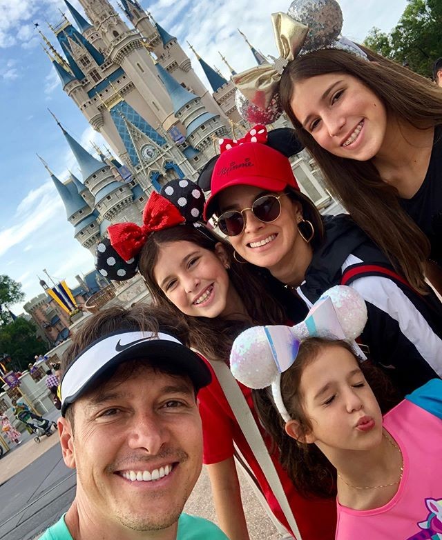 Rodrigo Faro e Vera Viel com as filhas Maria, Clara e Helena na Disney (Foto: Reprodução Instagram)