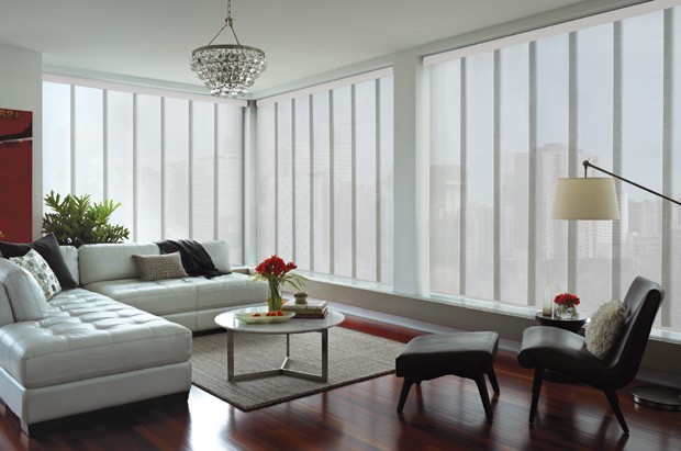 As cortinas em tom claro permitem melhor aproveitamento da luz natural, com menor número de luzes acesas e economia de energia elétrica (Foto: Divulgação)