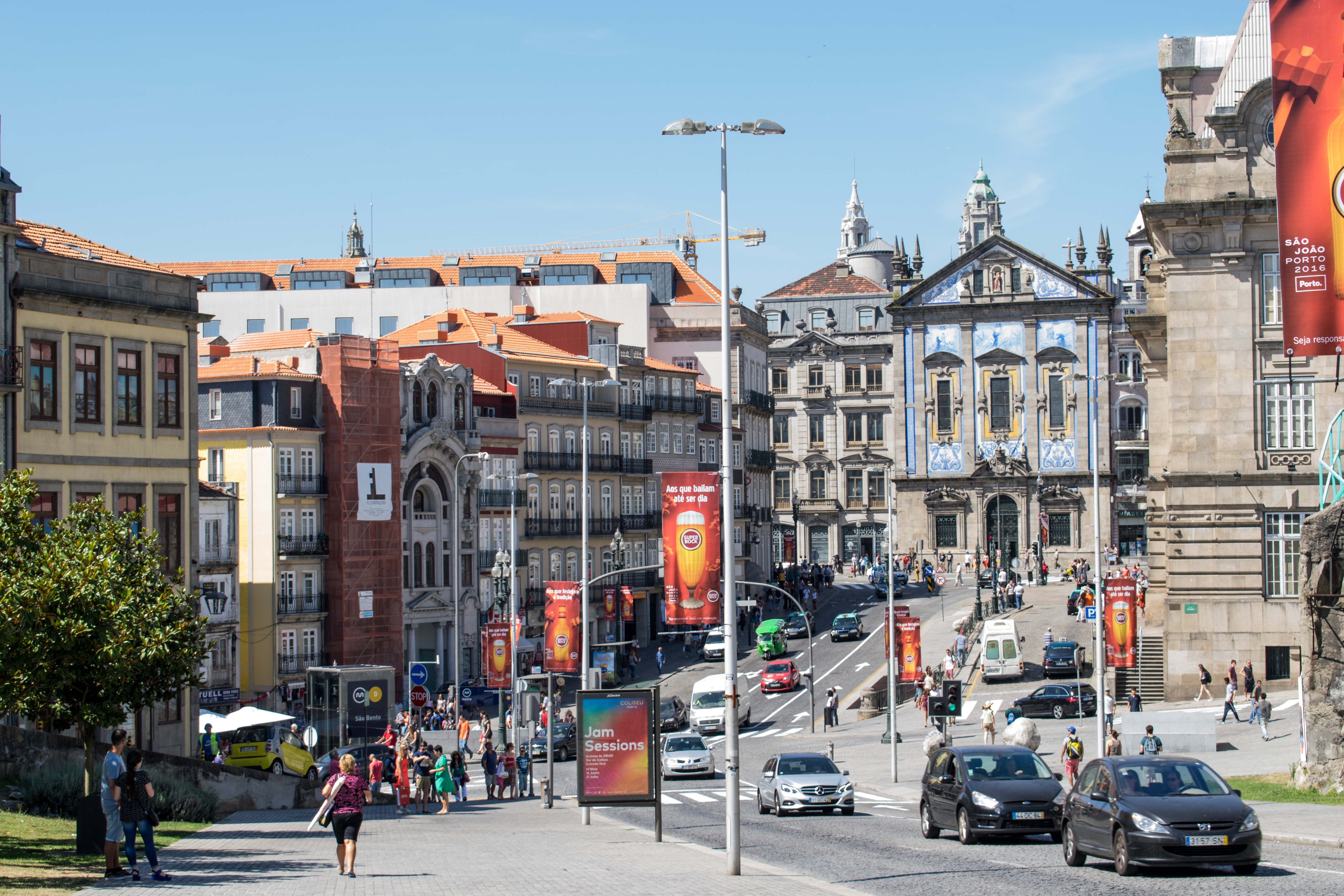 Carros circulam em rua do centro histórico do Porto, em Portugal