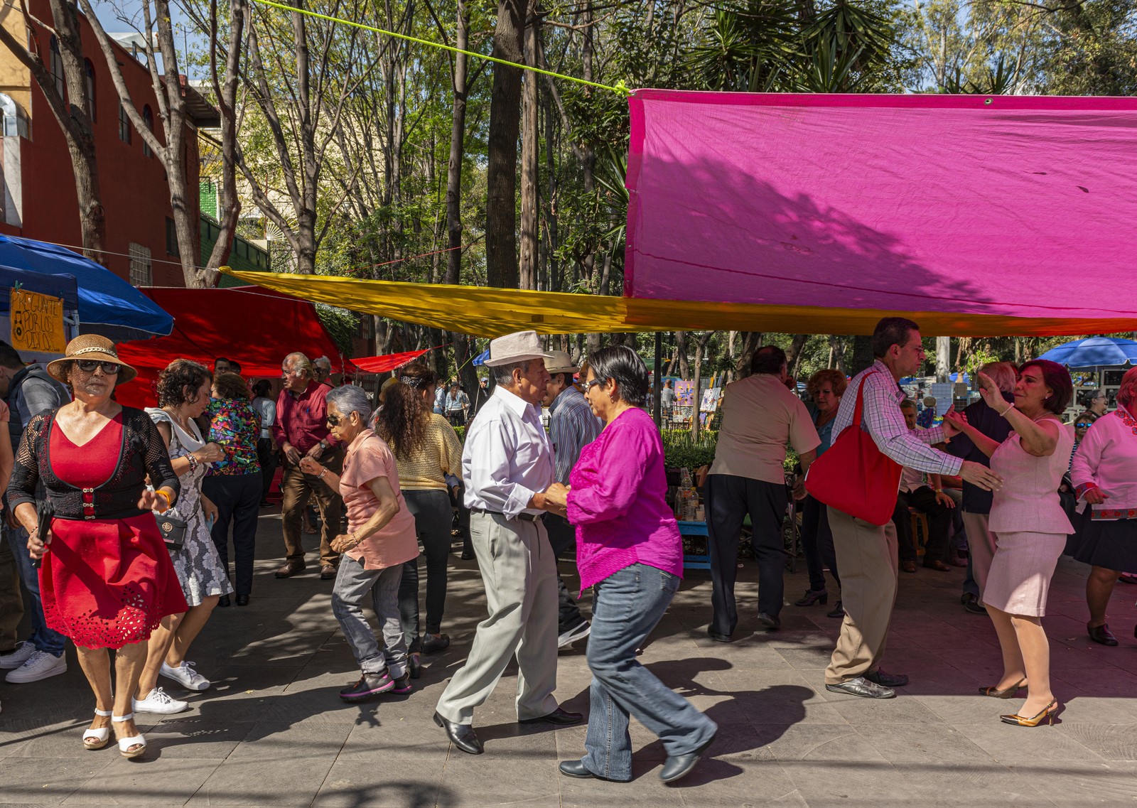 Pessoas dançam no Jardín Centenario de Coyoacán, que fica no coração do bairro, na Cidade do México — Foto: Adrian Wilson/The New York Times