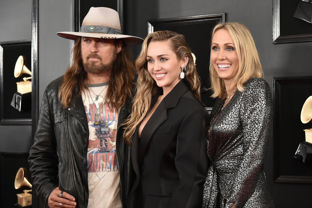 LOS ANGELES, CALIFORNIA - FEBRUARY 10: (L-R) Billy Ray Cyrus, Miley Cyrus and Tish Cyrus attend the 61st Annual Grammy Awards at Staples Center on February 10, 2019 in Los Angeles, California. (Photo by David Crotty/Patrick McMullan via Getty Images) (Foto: Patrick McMullan via Getty Image)