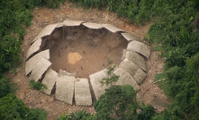 Malocas de índios isolados no território Yanomami