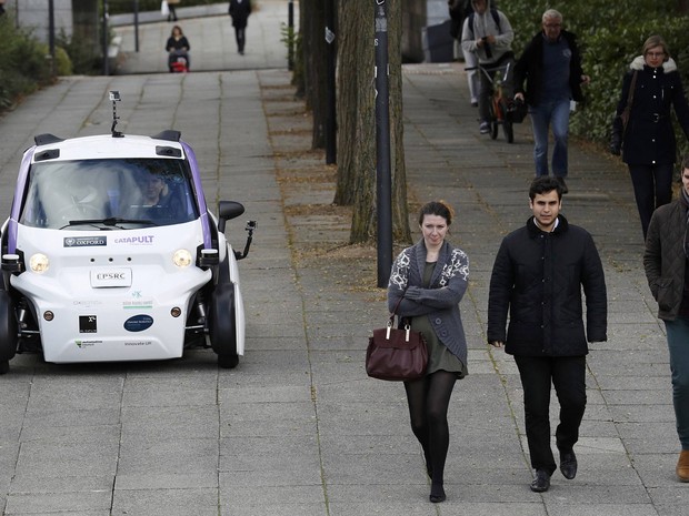 Carro autônomo é testado pela primeira vez nas ruas do Reino Unido (Foto: Darren Staples/Reuters)