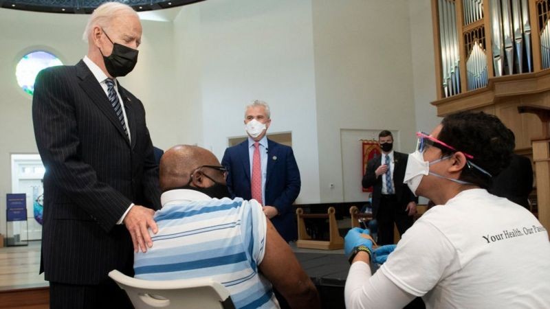 BBC Joe Biden esteve na terça-feira em um dos muitos centros de vacinação do país (Foto: Getty Images via BBC)