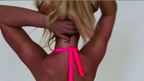 Detalhe da tatuagem no pescoço de Britney Spears (Foto: Instagram)
