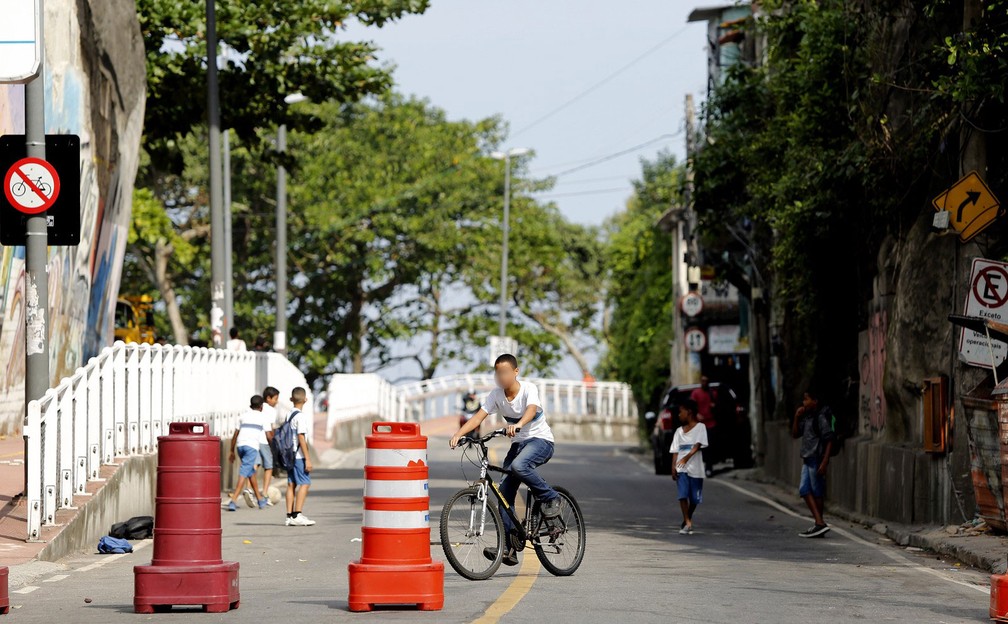 Estudante anda de bicicleta na Avenida Niemeyer, interditada para o trânsito, na tarde desta quinta-feira (27) — Foto: Marcos Serra Lima/G1
