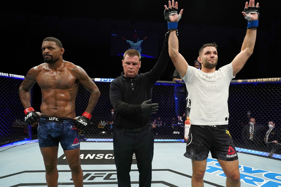 Thiago Moisés finalizou Michael Johnson aos 25 segundos de segundo round — Foto: Cooper Neill/Zuffa LLC via Getty Images