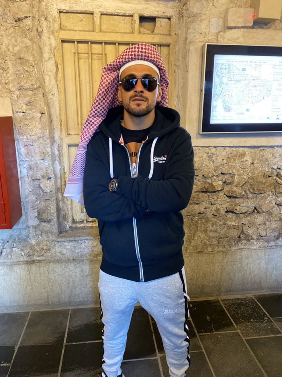 Liberado por algumas, horas, Arrascaeta postou foto com traje árabe — Foto: Reprodução / Twitter