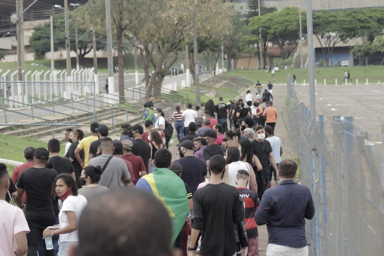 Público faz fila em frente ao local do velório de Marília Mendonça (Foto: J. Lee/ Brazil News)