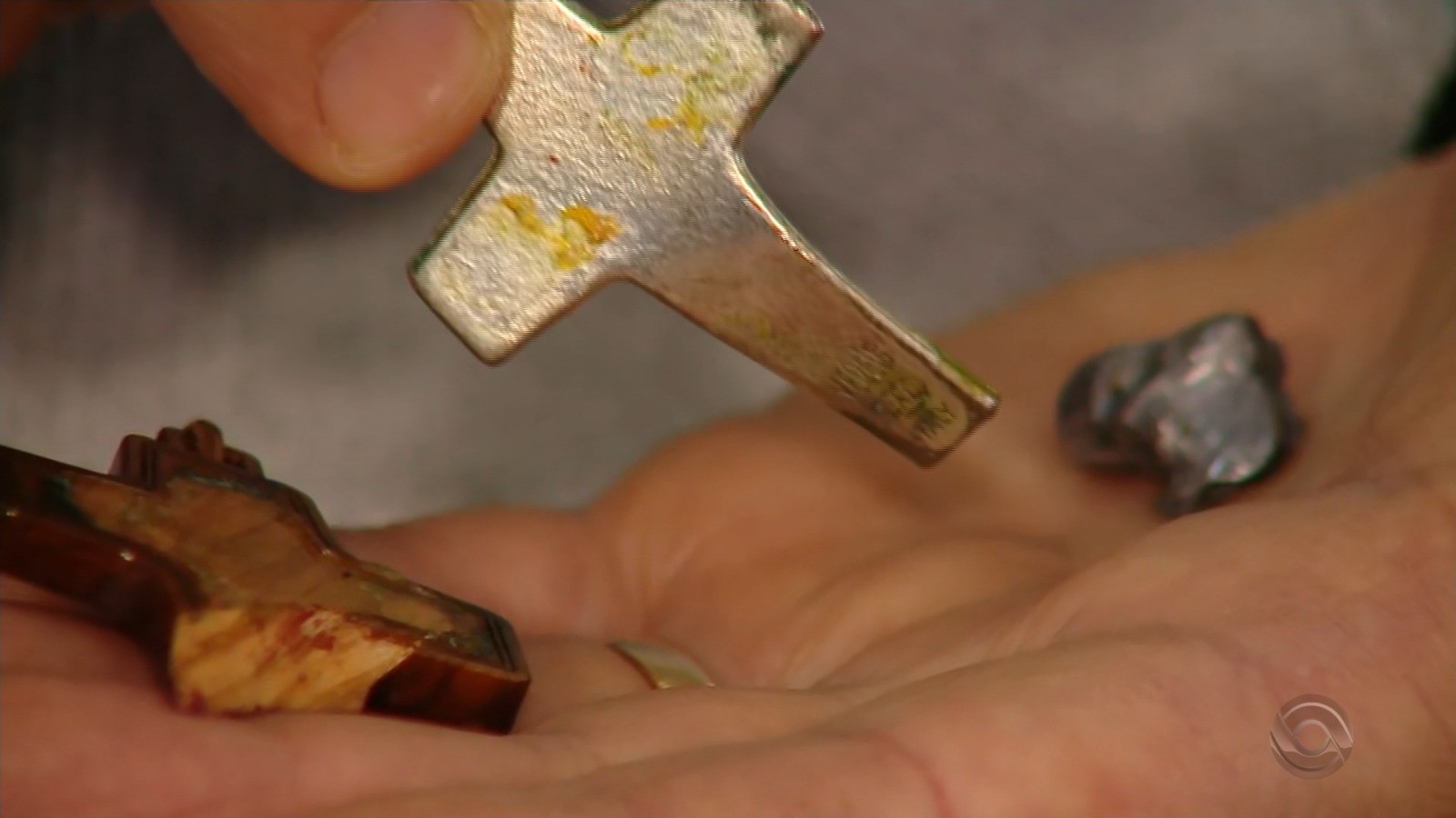 Carro levado em assalto a padre é encontrado em Caxias do Sul; bala atingiu crucifixo 