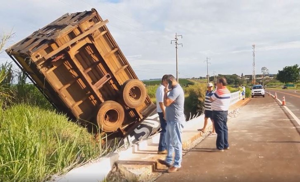 Caminhão bateu em defensa metálica e caiu de viaduto em Piraju (SP) — Foto: Expresso Piraju/Divulgação