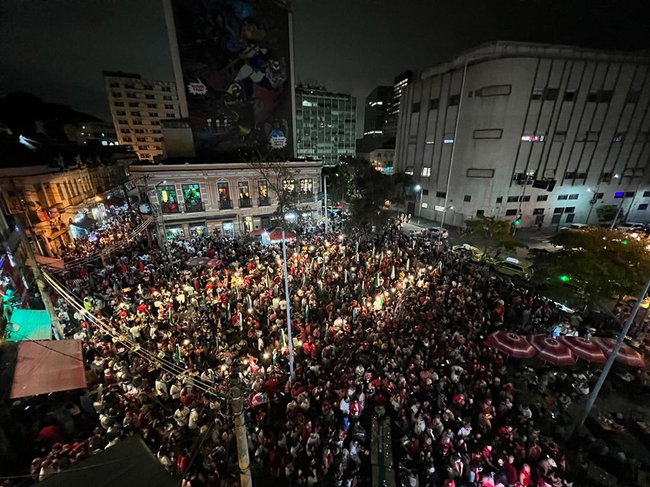 Milhares de pessoas foram ao Largo São Francisco da Prainha acompanhar apuração dos votos