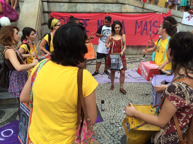 Mulheres batucam para protestar contra o presidente da Câmara de Deputados, Eduardo Cunha (Foto: Daniel Silveira/ G1)