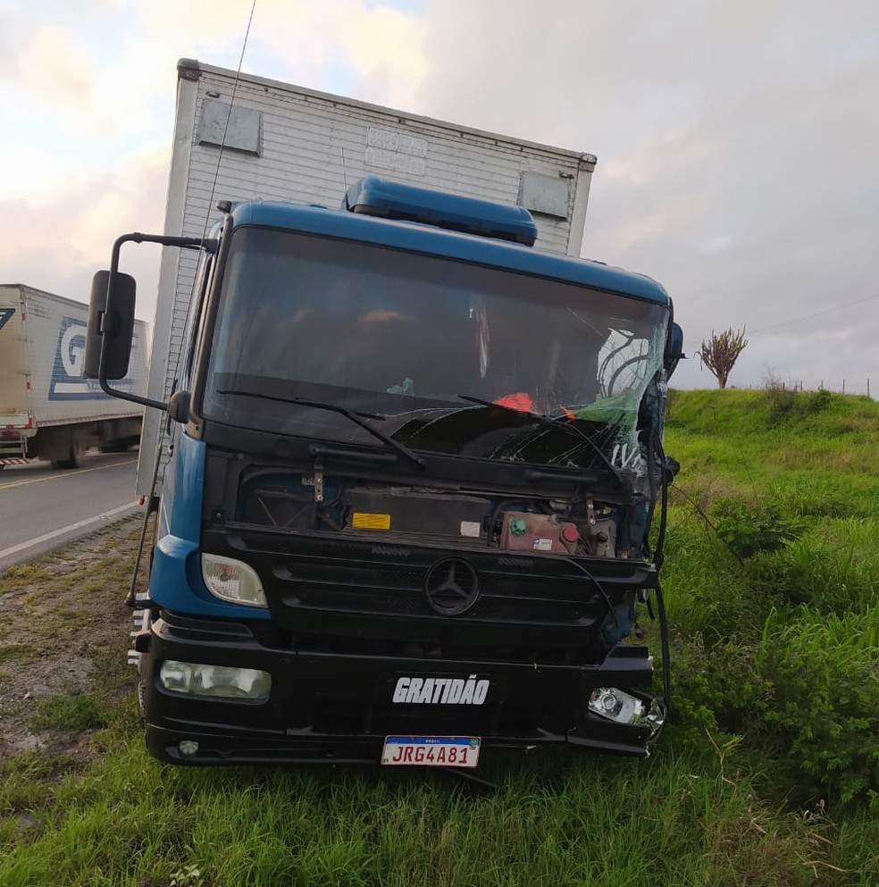 Acidente na BR-116 deixa três pessoas mortas e cinco feridas, no interior da Bahia — Foto: Reprodução/Redes Sociais