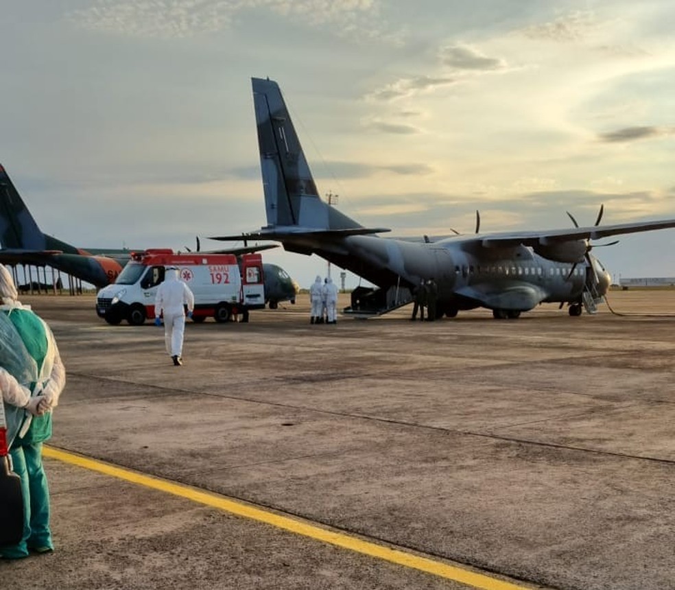 As ambulâncias com os pacientes chegaram por volta das 16h, na base aérea de Campo Grande — Foto: Reprodução 