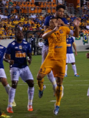 Com atenção voltada para o Vitória, Léo valoriza disputa por vaga na zaga