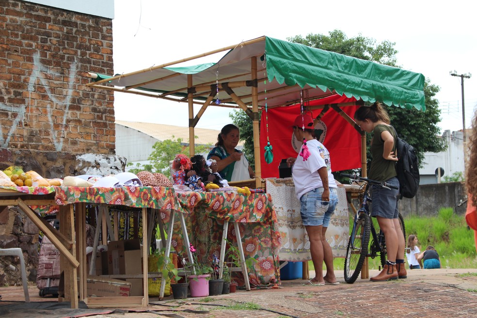Produtos agroecológicos cultivados por assentados são vendidos na Feira — Foto: Julia Duran