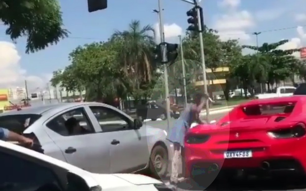 Momento em que mulher fura Ferrari com faca, em Goiânia  — Foto: Reprodução/Redes Sociais 