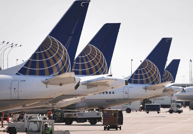 Aviões da companhia aérea United Airlines são vistos no aeroporto de Nova York (Foto: John Hughes/Bloomberg via Getty Images)