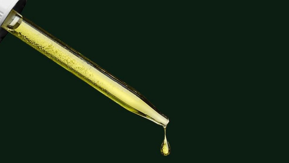 Aplicação de gotas de azeite de oliva e óleo de amêndoa pode ajudar a desbloquear o canal auditivo — Foto: Getty Images