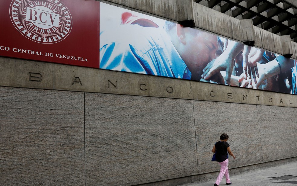 Fachada do Banco Central da Venezuela, em Caracas — Foto: Reuters/Marco Bello