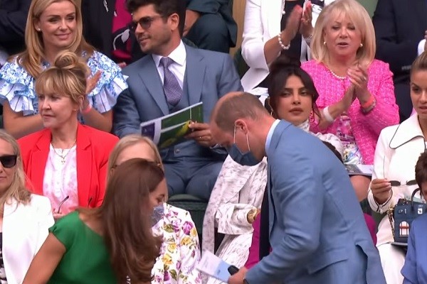 A atriz Priyanka Chopra observando a chegada do Príncipe William e da Duquesa Kate Middleton em partida de tênis do torneio de Wimbledon (Foto: Reprodução)