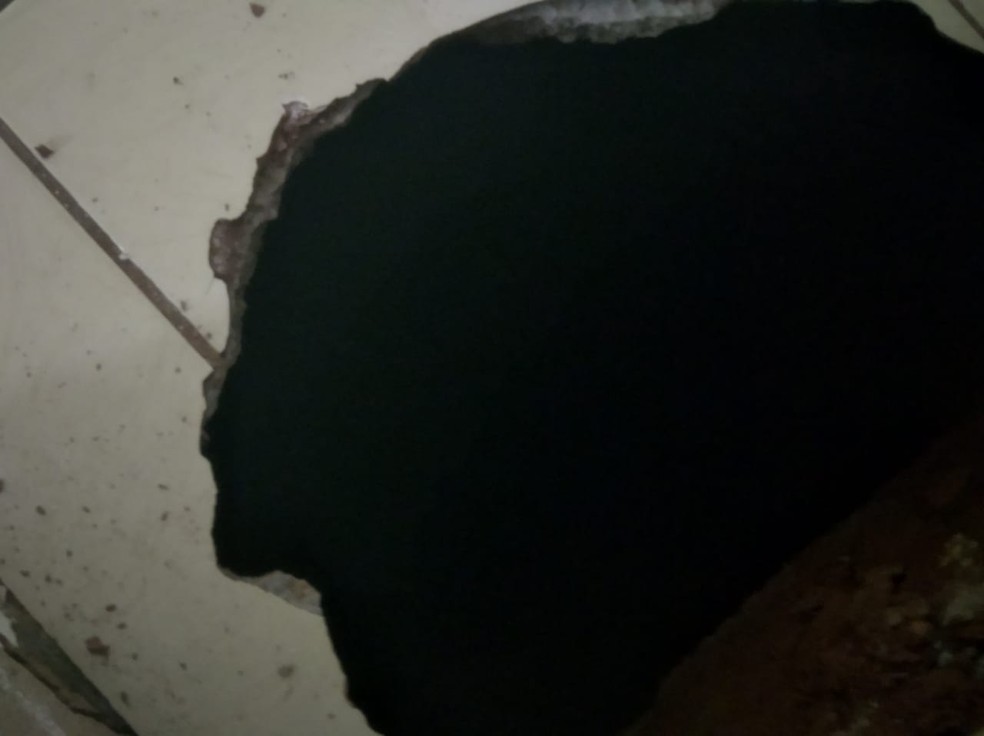 Cratera no chão da cozinha da idosa tem 2 metros de diâmetro e 2,5 metros de profundidade, segundo a Prefeitura — Foto: Lindalva Coelho