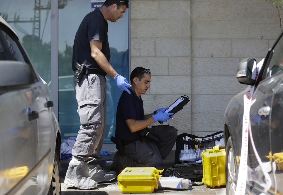 Policiais investigam local em que israelense foi esfaqueado por palestino neste domingo (16) na Cisjordânia — Foto: Mahmoud Illean/AP Photo