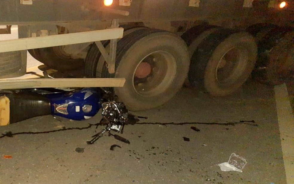 Motociclista inabilitado fica gravemente ferido após bater em traseira de caminhão trator, na BR-459, em Itajubá, MG — Foto: Polícia Militar Rodoviária