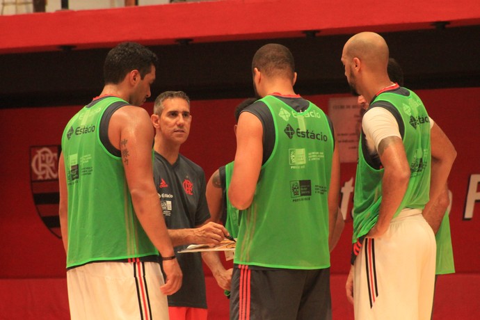 Líder absoluto, Flamengo inicia 2017 diante do Minas e quer manter embalo