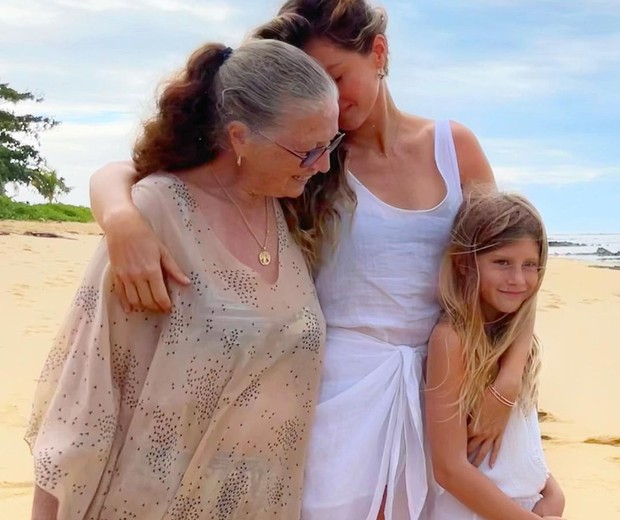 Gisele Bundchen com a mãe, Vania, e a filha, Vivian (Foto: Reprodução/Netfilx)