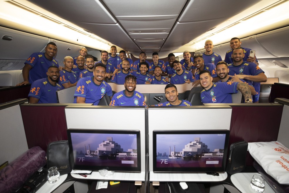 Jogadores da seleção brsileira no avião rumo ao Catar — Foto: Reprodução / Instagram