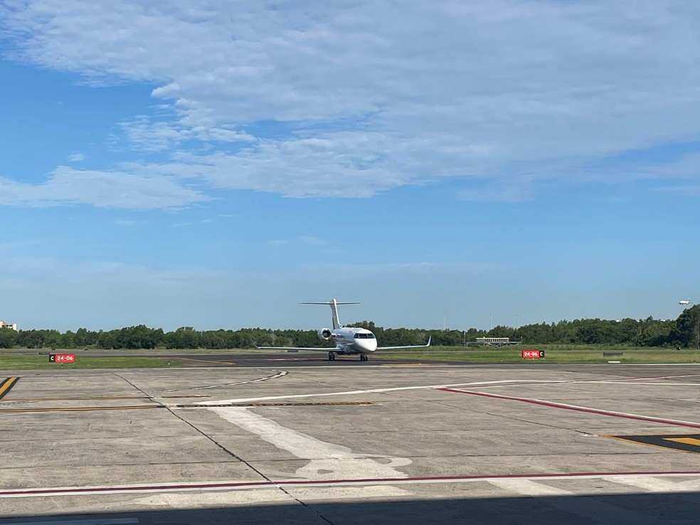 Avião de Roberto Carlos pousa no Aeroporto de Vitória. — Foto: Viviane Lopes