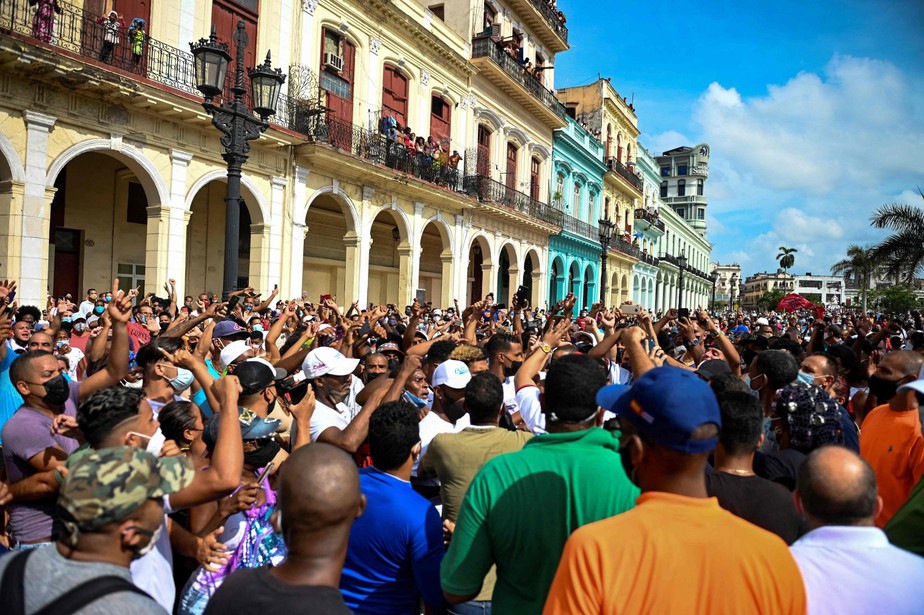 Cubanos vão às ruas para protestar contra o governo e a crise socioeconômica em 2021