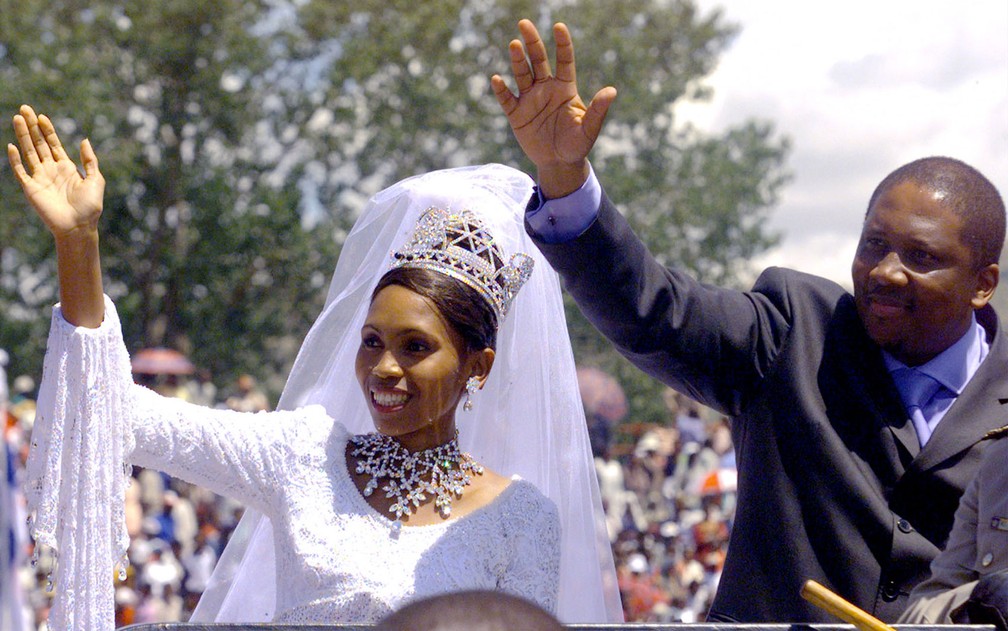O rei do Lesoto, Letsie III e sua noiva, Masenate Mohato Seeiso, acenam para multidÃ£o no dia de seu casamento, em 18 de fevereiro de 2000 (Foto: JN/Reuters)