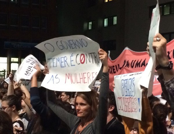 Manifestantes se posicionam contra o impeachment (Foto: Marie Claire)