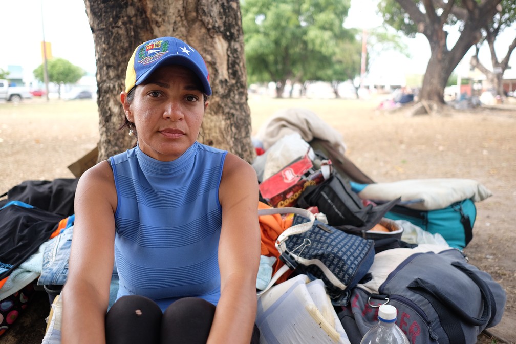 A venezuelana Carol Parrare, de 36 anos, pediu caronas e caminhou por dois dias e uma noite para chegar a Boa Vista (Foto: Inaê Brandão/G1 RR)
