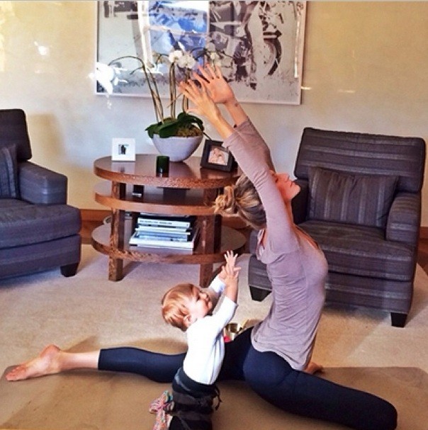 Enquanto Gisele faz ioga, a pequena Vivian tenta imitar a mãe (Foto: Reprodução / Instagram)