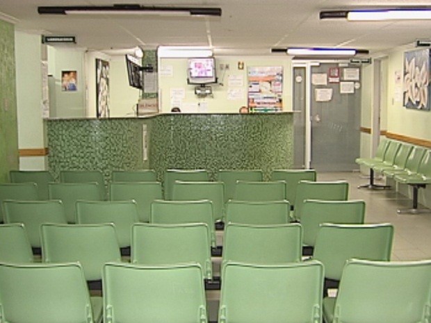 Sala de atendimento estava vazia por falta de profissionais (Foto: Reprodução/TV TEM)