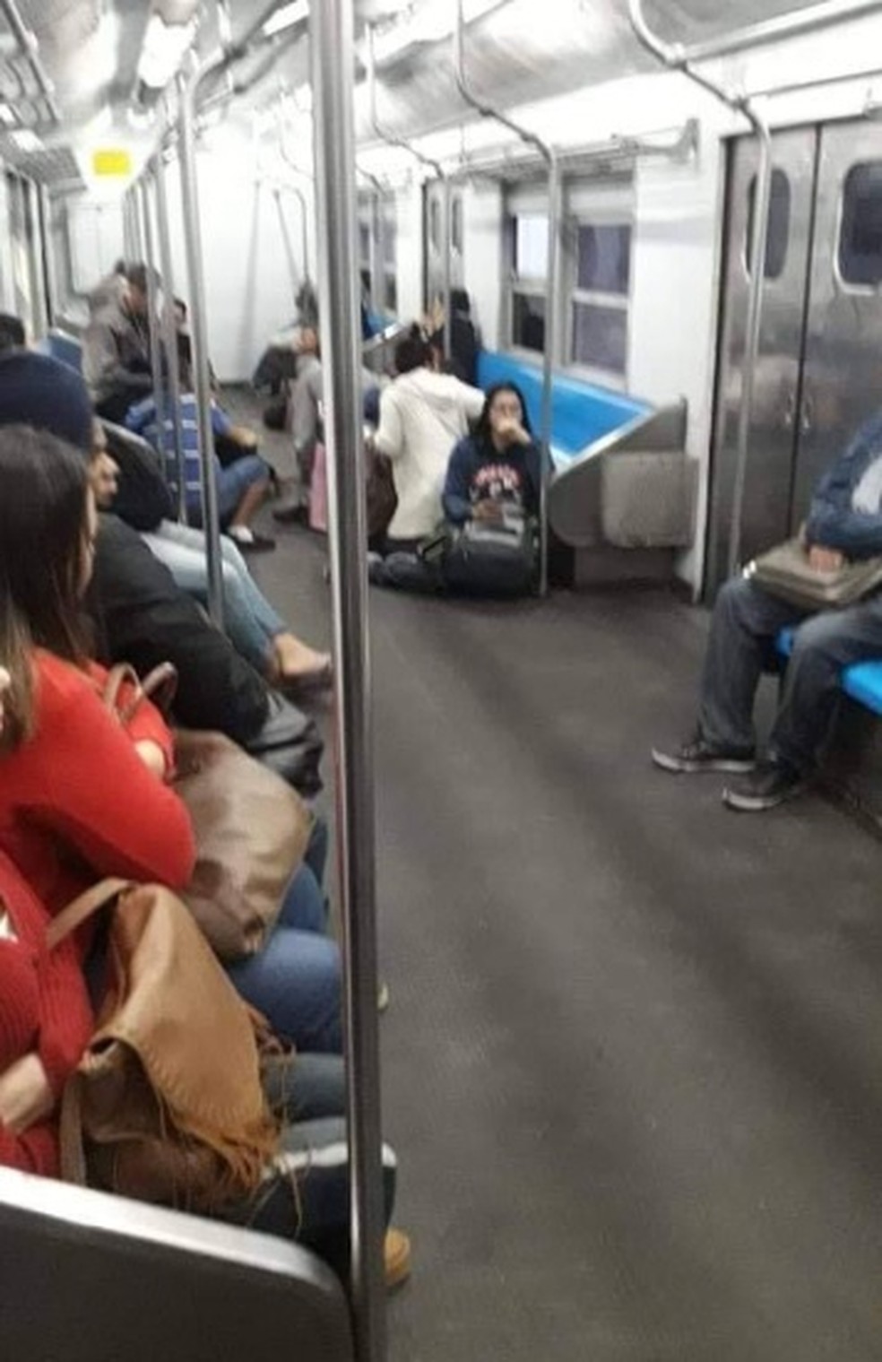 Passageiros abaixados em trem durante tiroteio na comunidade da Mangueira, na Zona Norte do Rio — Foto: Reprodução/ TV Globo