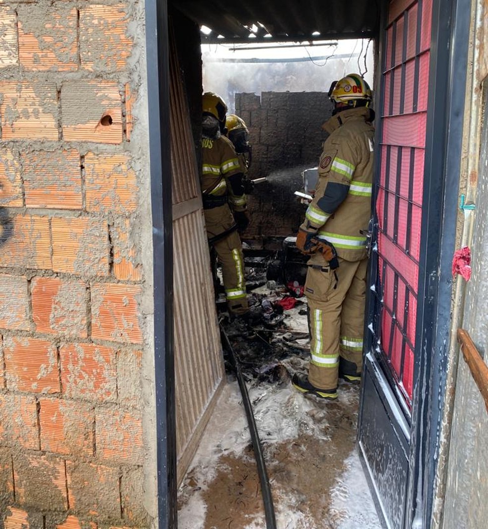 Incêndio destrói casa e deixa dois jovens feridos no DF — Foto: CBMDF/Divulgação